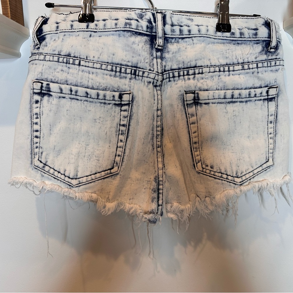 Forever 21 distressed denim shorts - Picture 4 of 6